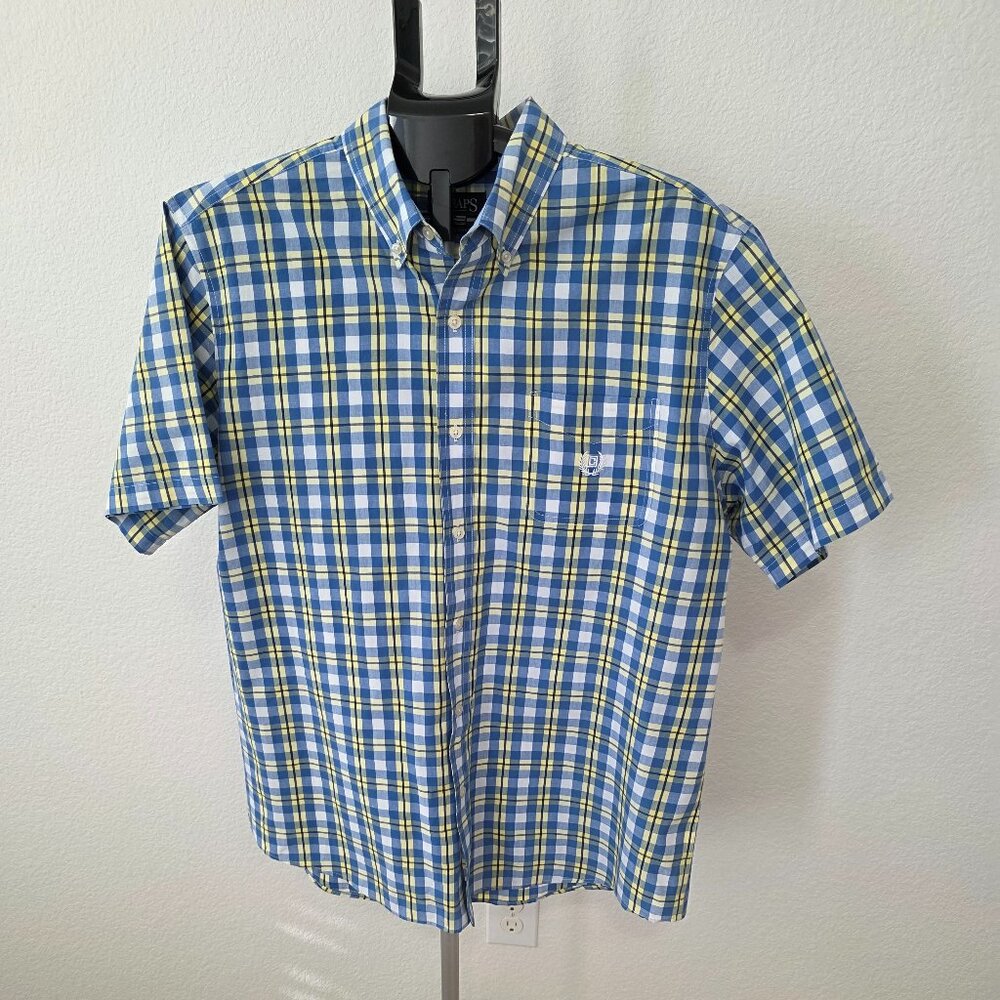 CHAPS EASY CARE MENS XL BLUE, YELLOW AND WHITE PLAID SHORT SLEEVE SHIRT.